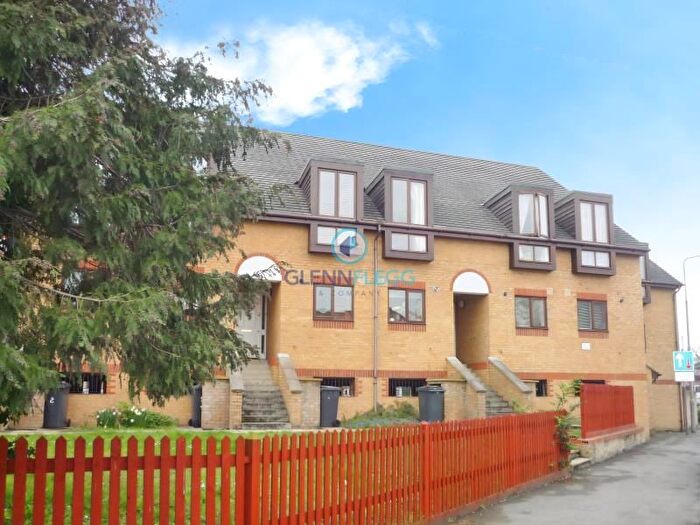 2 Bedroom Flat To Rent In Honeysuckle Court, Colnebrook, SL3