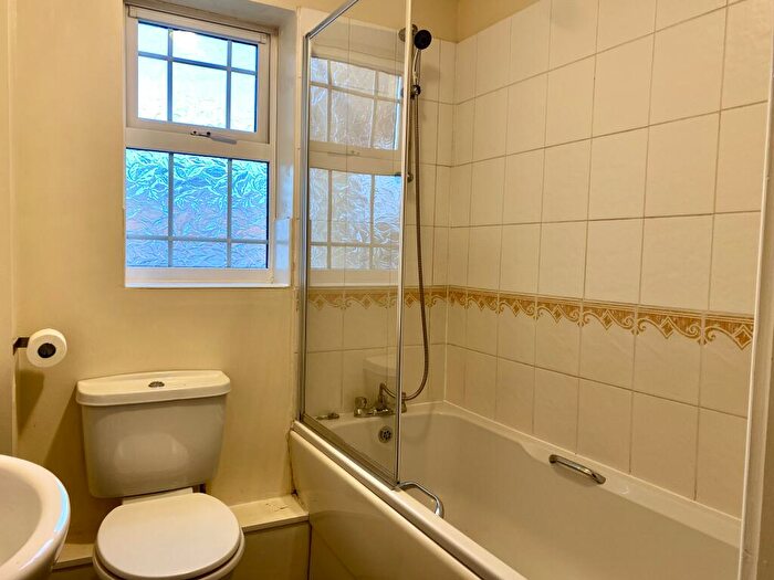 2 Bedroom Flat To Rent In Drum Road, Eastleigh, SO50