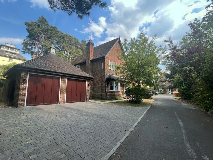 4 Bedroom Farm House To Rent In St. Pauls Road, GU22