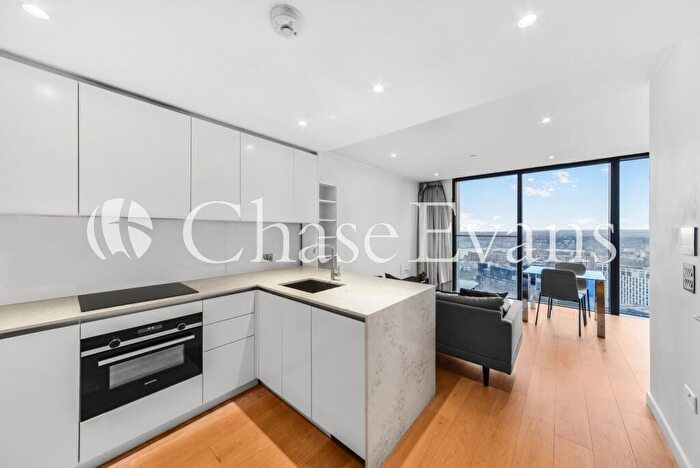 Flat To Rent In Hampton Tower, South Quay, Marsh Wall, Canary Wharf, London, E14