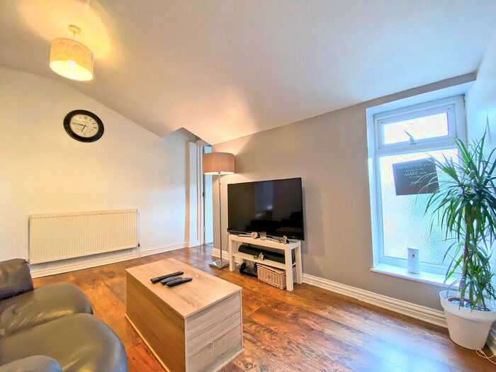 2 Bedroom Maisonette To Rent In High Street, Aldershot, GU12