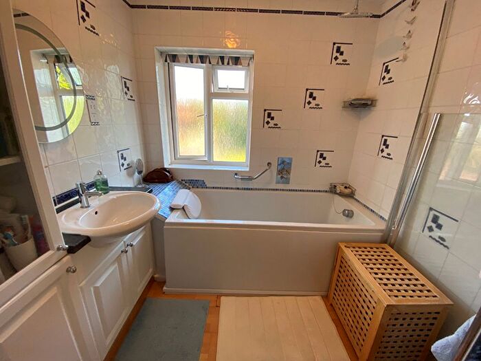 5 Bedroom Detached House For Sale In Priory Road, Dunstable, LU5