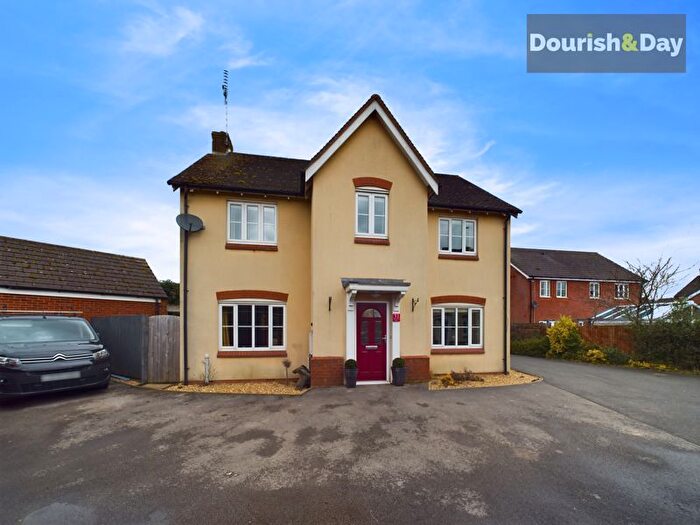 4 Bedroom Detached House For Sale In Swansmoor Drive, Hixon, Staffordshire, ST18