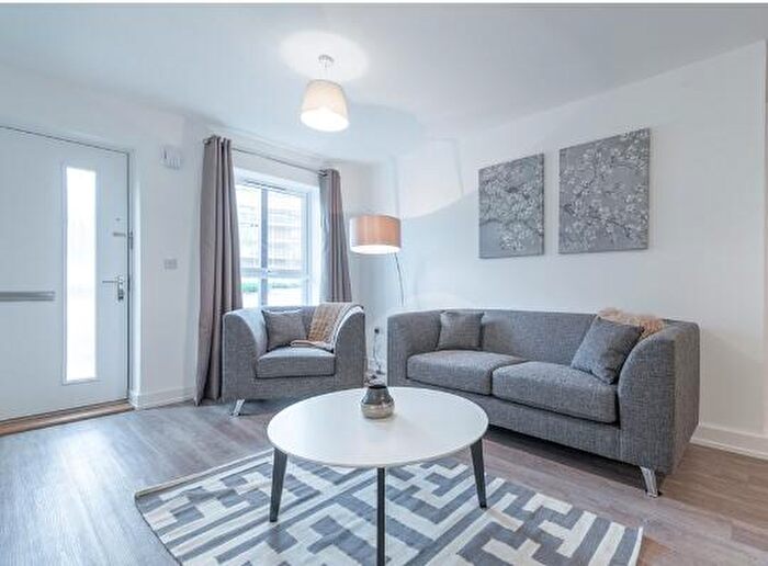 1 Bedroom Flat To Rent In Pondtail Avenue, The Green, RH12