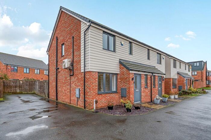 3 Bedroom Semi Detached House For Sale In Pilsbury Close, Wootton, Bedford, MK43