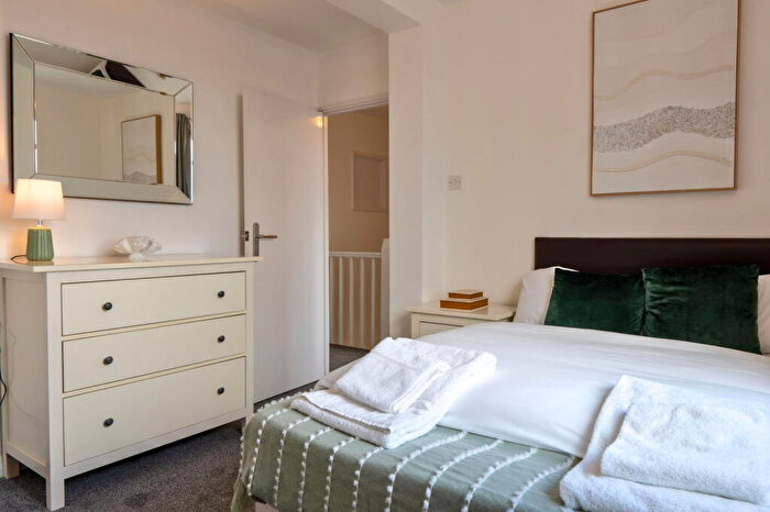 3 Bedroom Apartment For Sale In Lavender Hill, Clapham, SW11