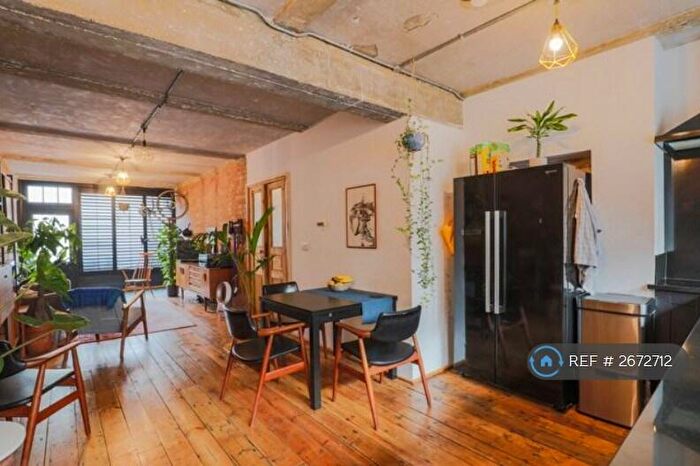 2 Bedroom Maisonette To Rent In Temple Street, London, E2