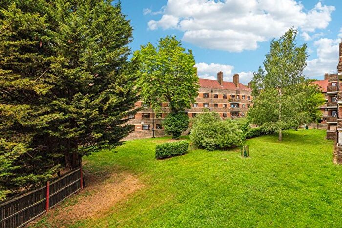 4 Bedroom Flat To Rent In Poynders Gardens, Clapham, SW4