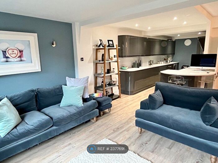 2 Bedroom Flat To Rent In Wapping Lane, London, E1W