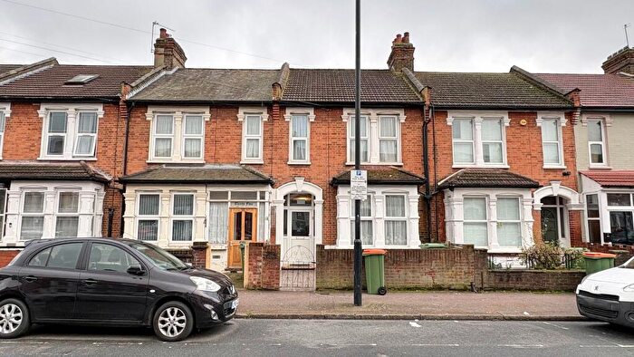 4 Bedroom Apartment To Rent In Shakespeare Crescent, London, E12