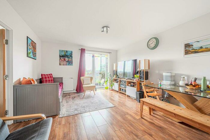 2 Bedroom Flat To Rent In Observer Close, Colindale, London, NW9