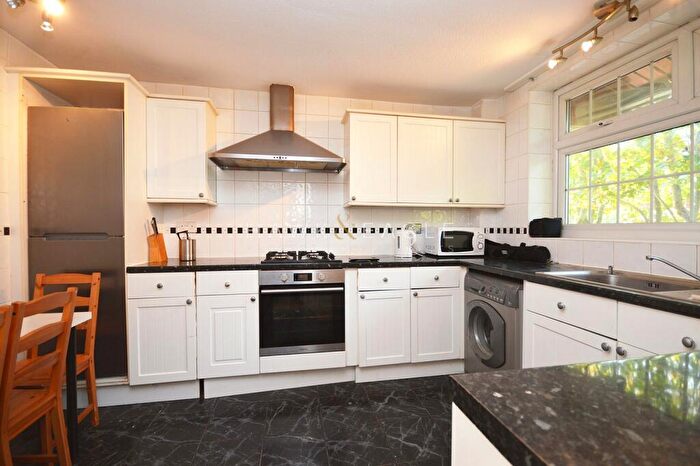 3 Bedroom Flat To Rent In Hind Grove, London, Greater London., E14