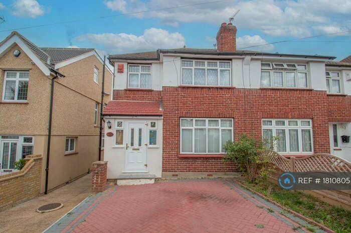 3 Bedroom Semi-Detached House To Rent In Blenheim Drive, Welling, DA16