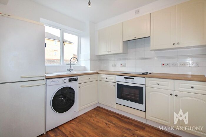 2 Bedroom Flat To Rent In Kirkland Drive, Enfield, EN2