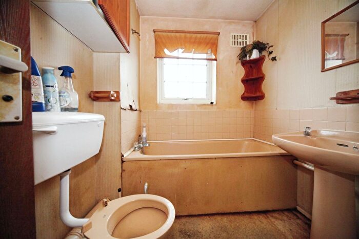 2 Bedroom Semi-Detached House For Sale In Felton Close, Luton, LU2