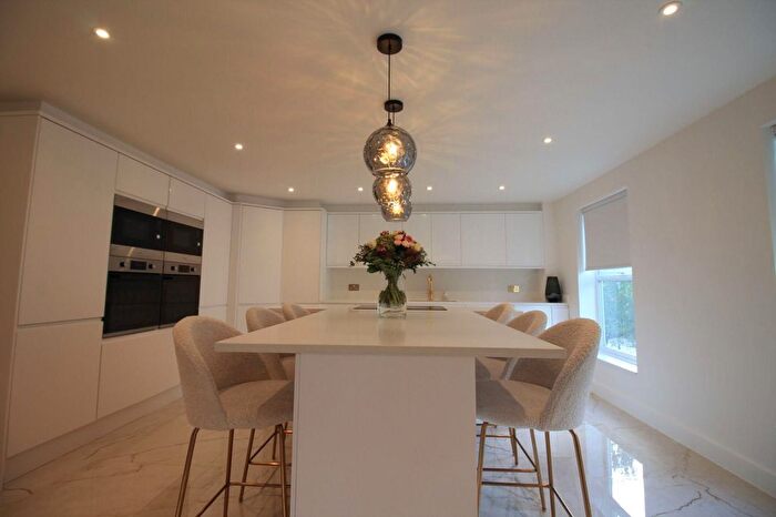 2 Bedroom Flat To Rent In Old Park Road, Enfield, EN2