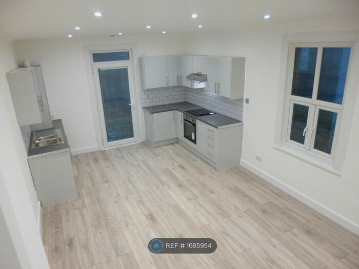 Studio To Rent In Manor Road, Westcliff-On-Sea, SS0