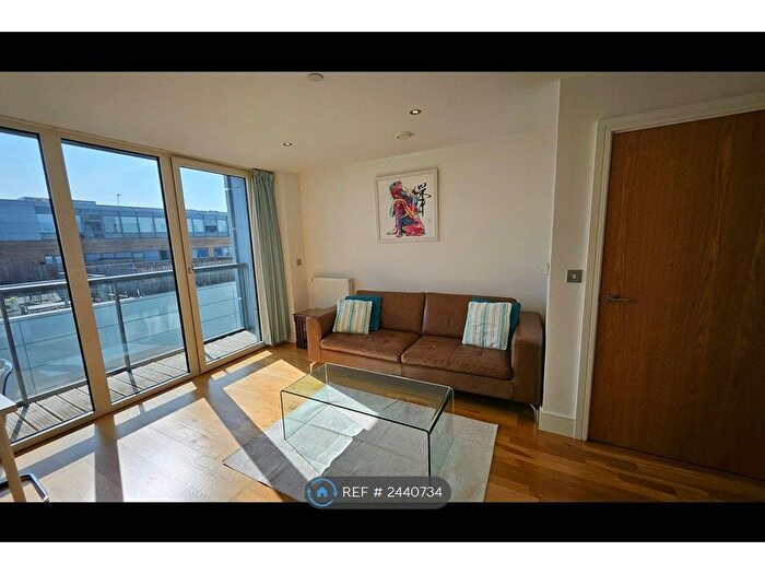 2 Bedroom Flat To Rent In Dowells Street, London, SE10