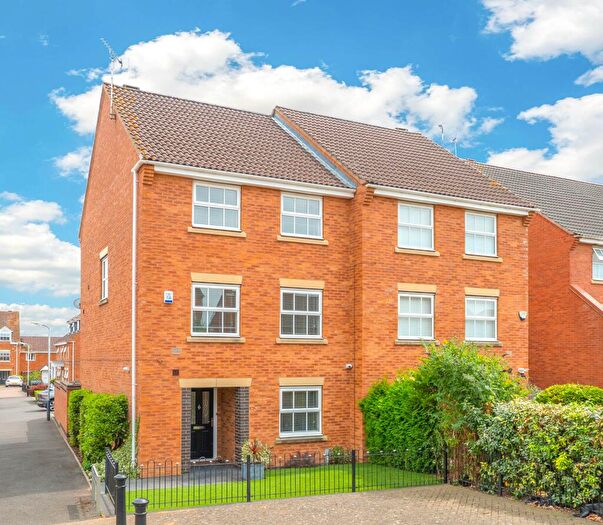 3 Bedroom Semi-Detached House For Sale In Morecroft Drive, Warwick, CV34