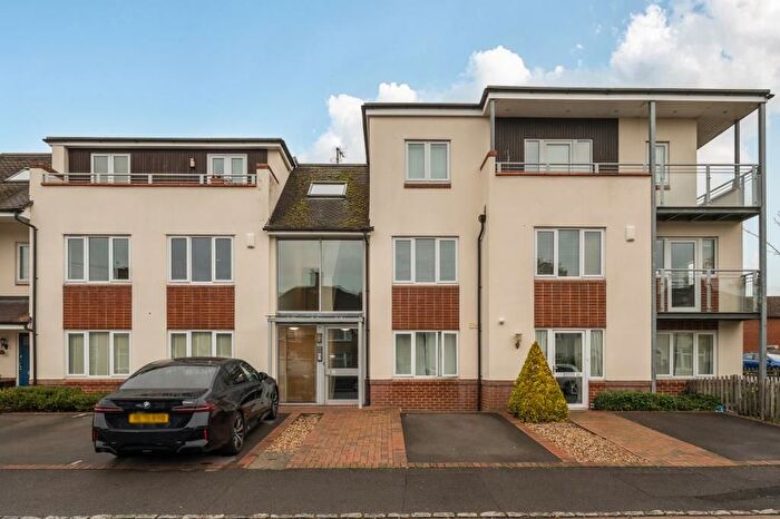 2 Bedroom Flat To Rent In Queens Court, Kelburne Road, OX4