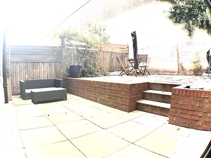 3 Bedroom Flat To Rent In New Park Road, London, SW2