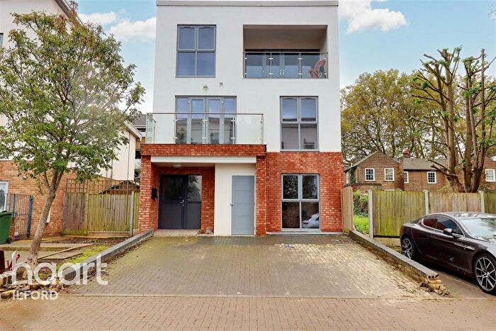 3 Bedroom Flat To Rent In Blackberry Close, Walthamstow, E17