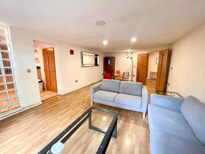 2 Bedroom Flat To Rent In Gloucester Square, Southampton, SO14