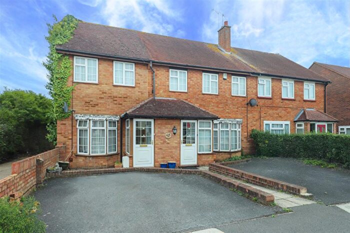 5 Bedroom Semi-Detached House For Sale In Midhurst Gardens, Hillingdon, UB10
