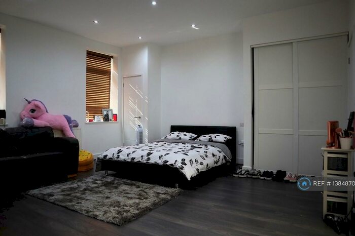 Studio To Rent In High Street, Bagshot, GU19