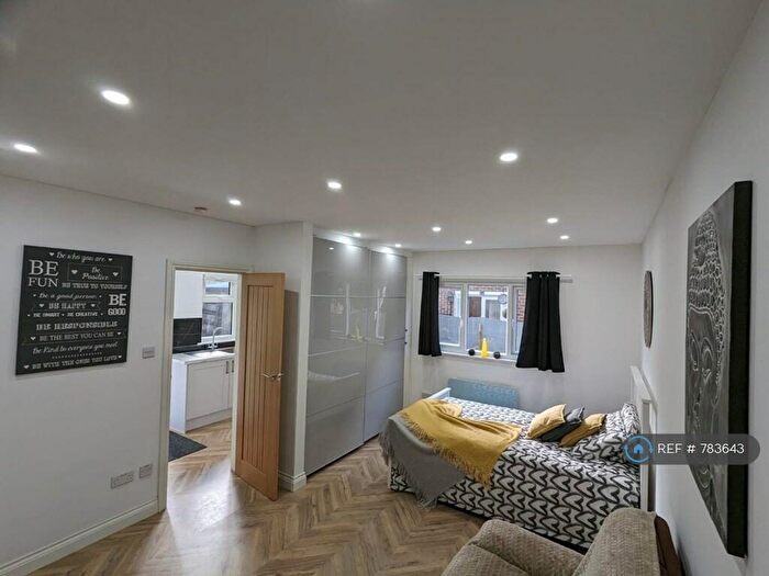 1 Bedroom Flat To Rent In Orchard Way, Addlestone, KT15