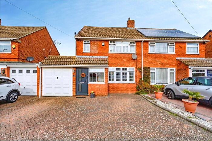 3 Bedroom Semi-Detached House For Sale In Buckwood Avenue, Dunstable, Bedfordshire, LU5