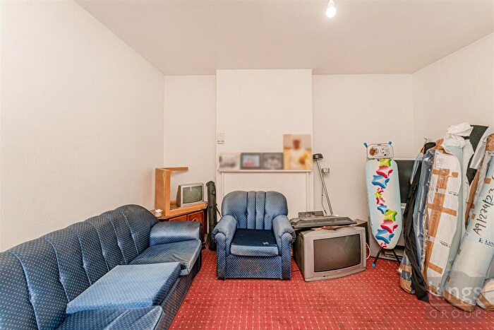 2 Bedroom Flat For Sale In Stamford Hill, London, N16