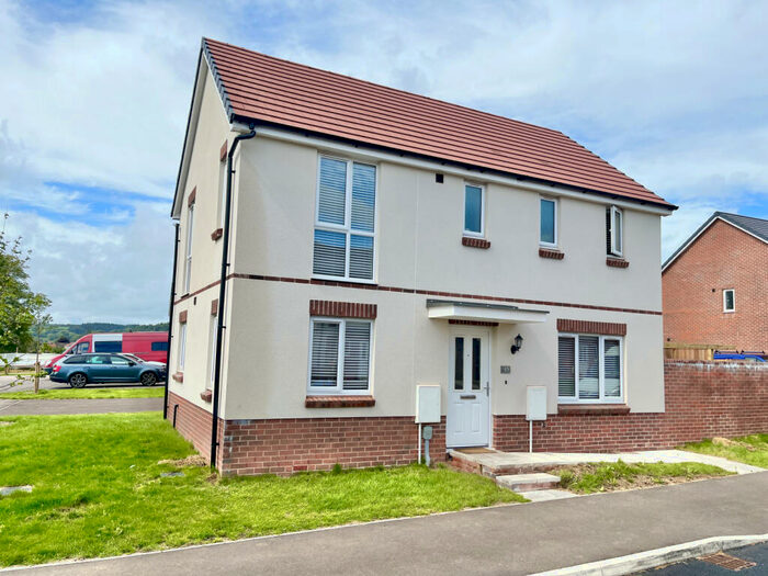 3 Bedroom Detached House For Sale In Kingfisher Drive, GL15