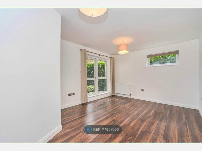 1 Bedroom Flat To Rent In Broom Road, Teddington, TW11