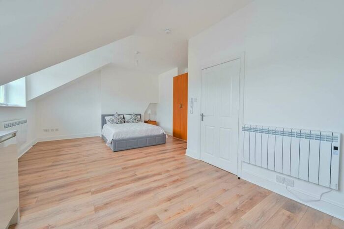 Studio To Rent In Gloucester Drive, Finsbury Park, London, N4