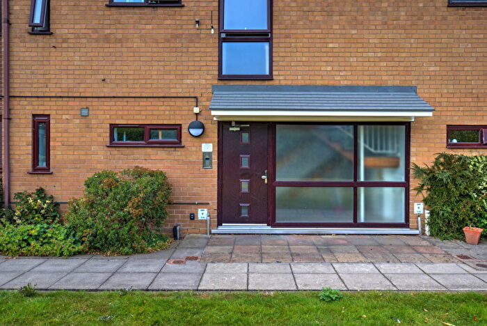 2 Bedroom Flat For Sale In Plumley Close, Vicars Cross, Chester, CH3
