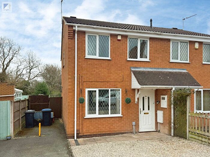 3 Bedroom Semi-Detached House For Sale In Newquay Close, Hinckley, LE10