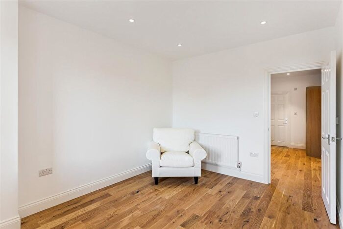 1 Bedroom Flat To Rent In Woodstock Grove, London, W12
