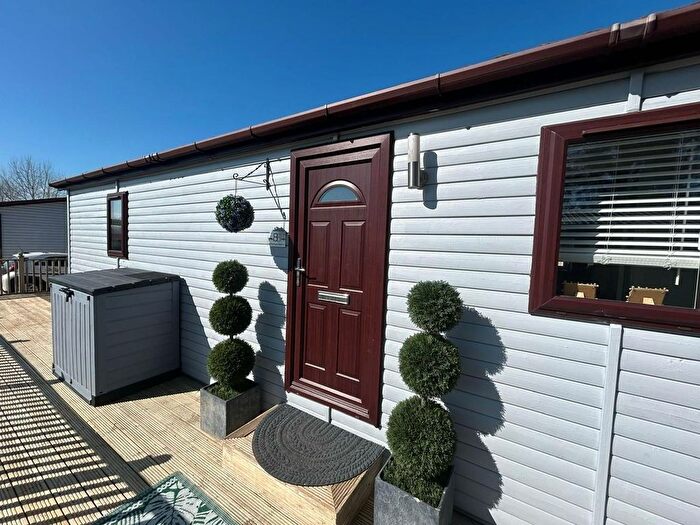 2 Bedroom Mobile/park Home For Sale In Hull Road, Wilberfoss, YO41