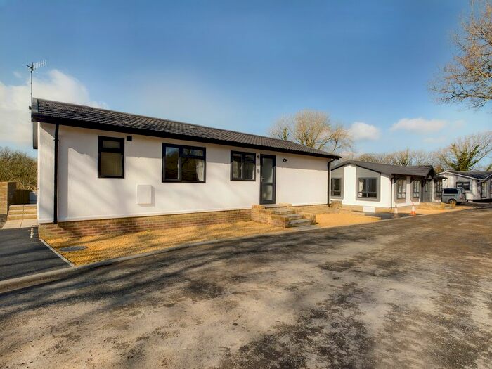 2 Bedroom Bungalow For Sale In Omar Newmarket Cannisland Park, Parkmill, Gower, SA3