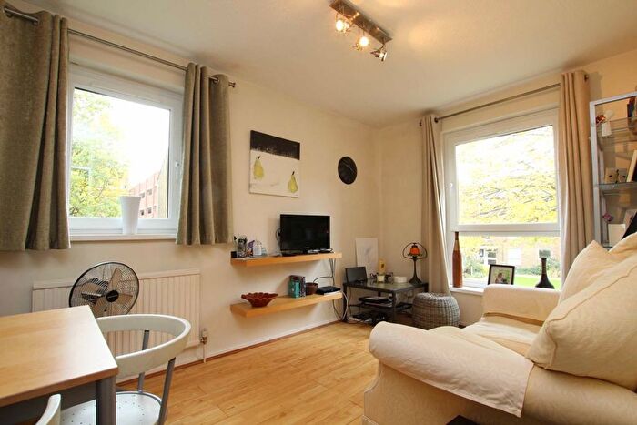 1 Bedroom Flat For Sale In Garfield Road, Twickenham, TW1