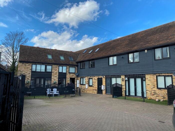 3 Bedroom Flat To Rent In Lawrence Road, Biggleswade, SG18