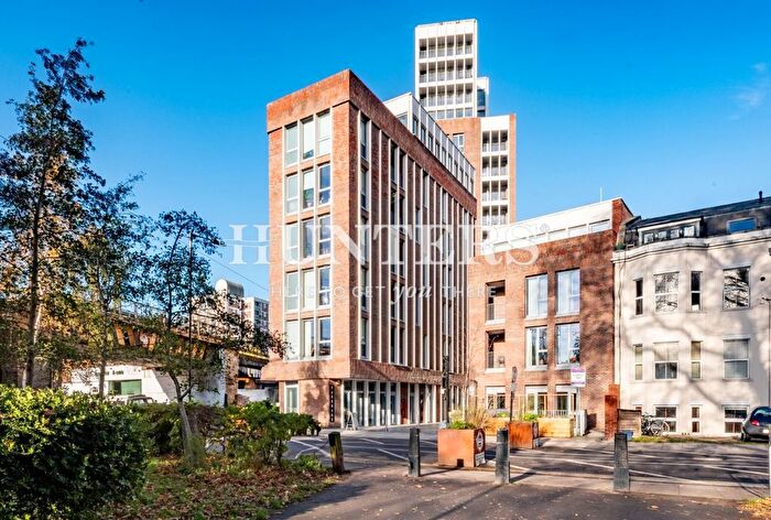 3 Bedroom Flat To Rent In Downs Road, London, E5