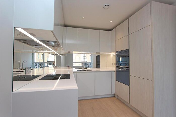 2 Bedroom Apartment To Rent In Lang Court, Smithfield Square, Hornsey, N8