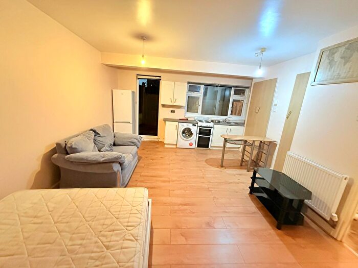 Studio To Rent In Stradbroke Grove, Ilford, IG5