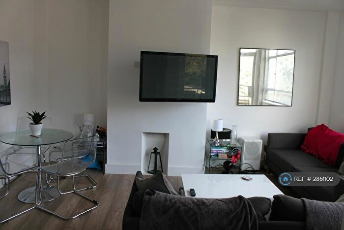 3 Bedroom Flat To Rent In Thurleigh Court, London, SW12
