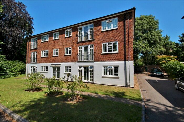 2 Bedroom Flat To Rent In Lower Edgeborough Road, Guildford, Surrey, GU1