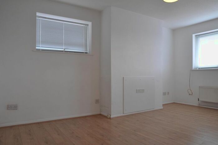 1 Bedroom Flat To Rent In Swallow Drive, Northolt UB5