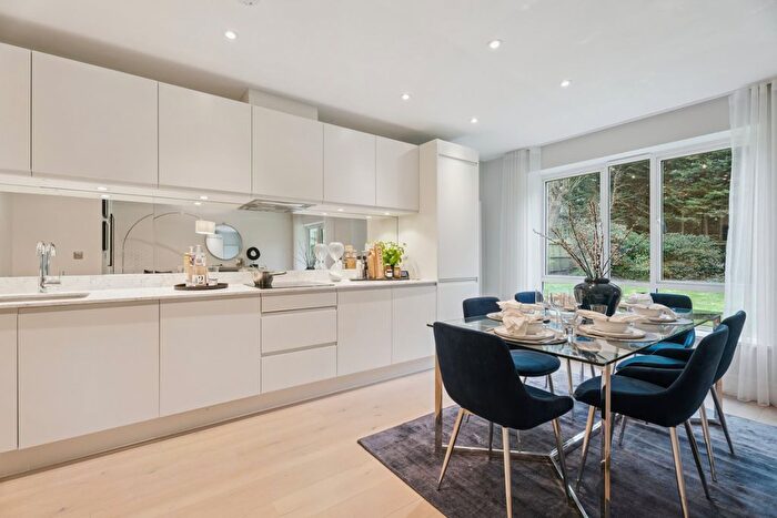 2 Bedroom Flat For Sale In Packhorse Road, Gerrards Cross, Buckinghamshire, SL9