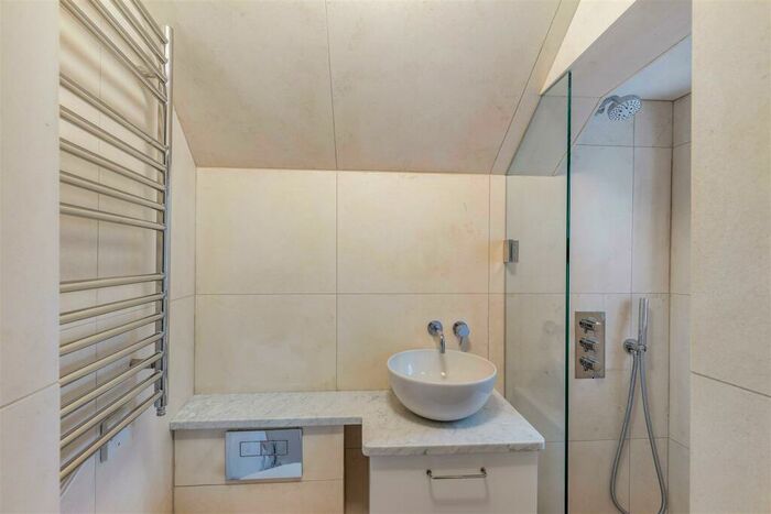 3 Bedroom Flat To Rent In Mortlake High Street, SW14